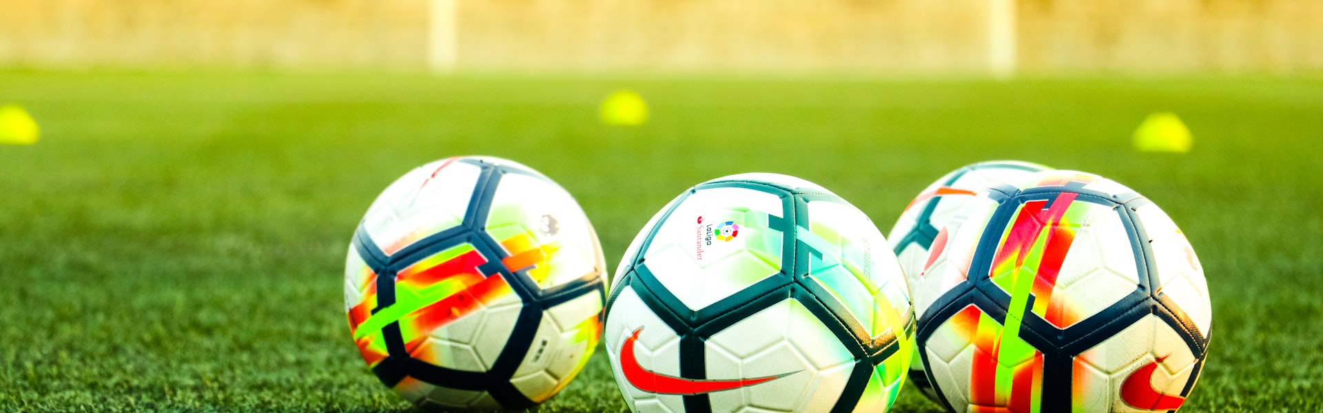 焦点轮播图 - 欧冠决赛赛场全景，球迷欢呼雀跃